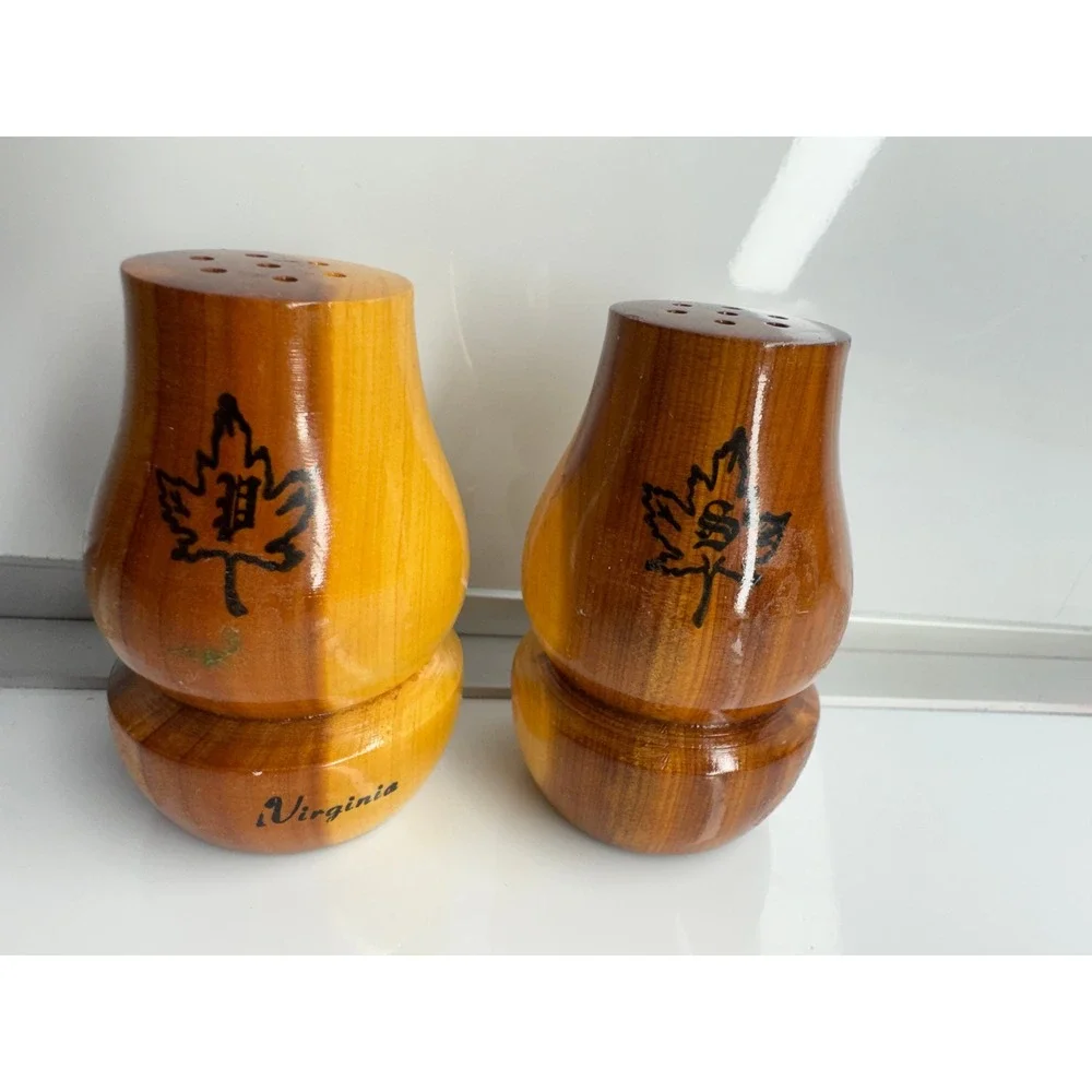 Vintage Wooden Salt Pepper Shakers Virginia Maple‎ Leaf Design Souvenir Kitchen